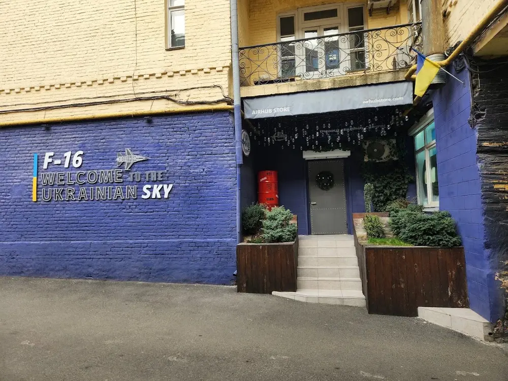 AirHub Store - Магазин авіаційних сувенірів