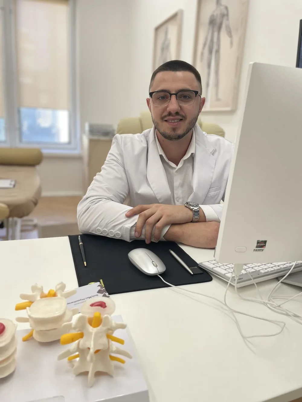 Мануальний терапевт. Остеопат Бондарь Максим Віталійович